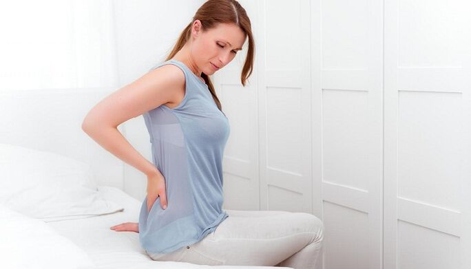 Moteris nerimauja dėl nugaros skausmo
