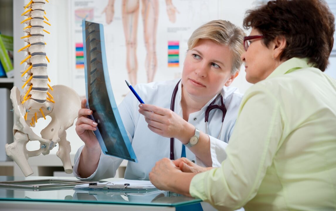 Gydytojas teikia rekomendacijas dėl gimdos kaklelio osteochondrozės